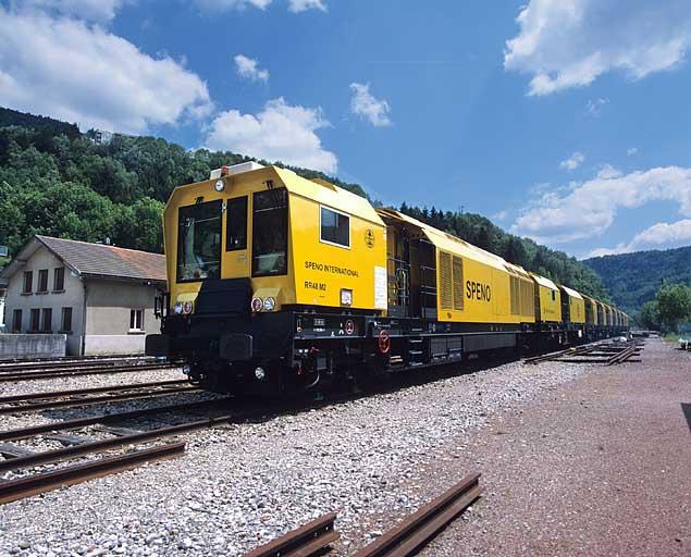 Train de meulage : vue d'ensemble en gare de Morez (trois quarts avant).