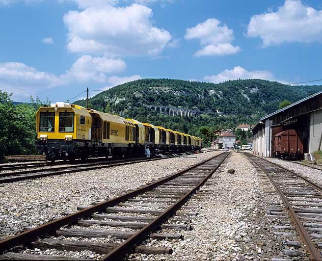 Train de meulage : vue d'ensemble en gare de Morez (trois quarts arrière).