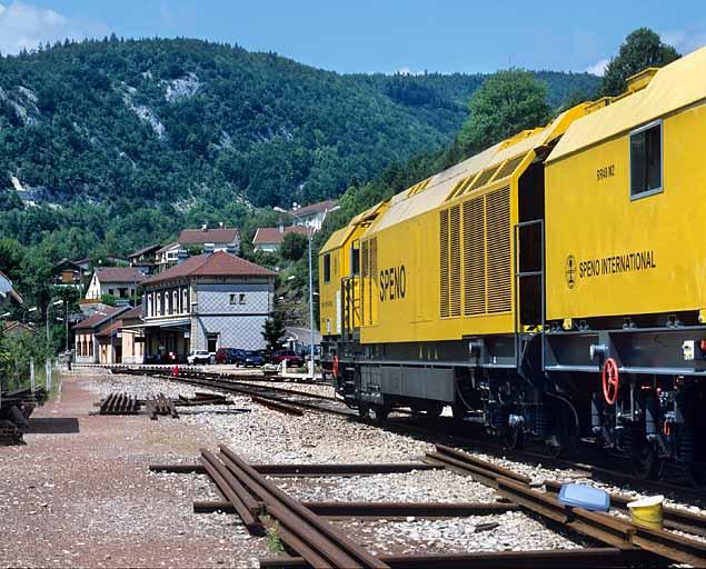 Vue latérale de la locomotive, en gare de Morez.