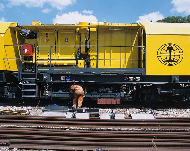 Train de meulage : maintenance et réglages sur l'un des wagons.