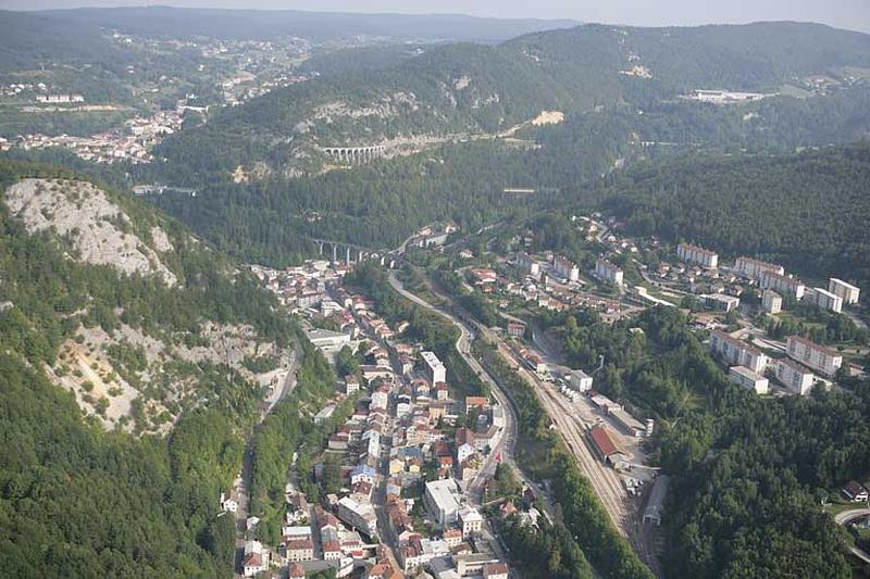 Vue aérienne de la gare et du bas de Morez, depuis le sud.