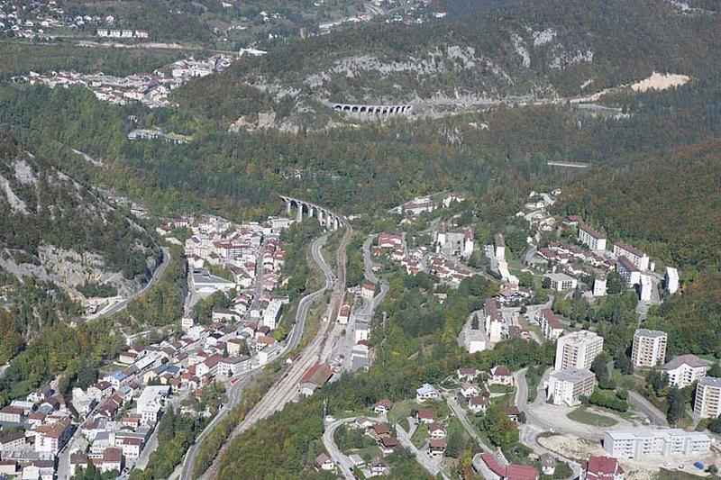 Vue aérienne du bas de Morez et des quartiers de Villedieu et Sur le Puits, depuis le sud.