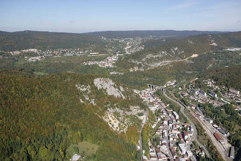 Vue aérienne du bas de la ville et du confluent de la Bienne et de l'Evalude, depuis le sud.
