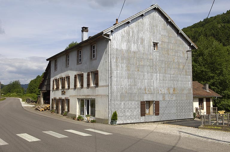 Le moulin vu de trois quarts droite.