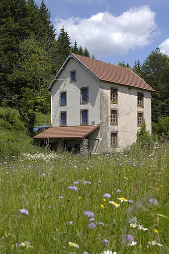Le moulin vu de trois quarts.