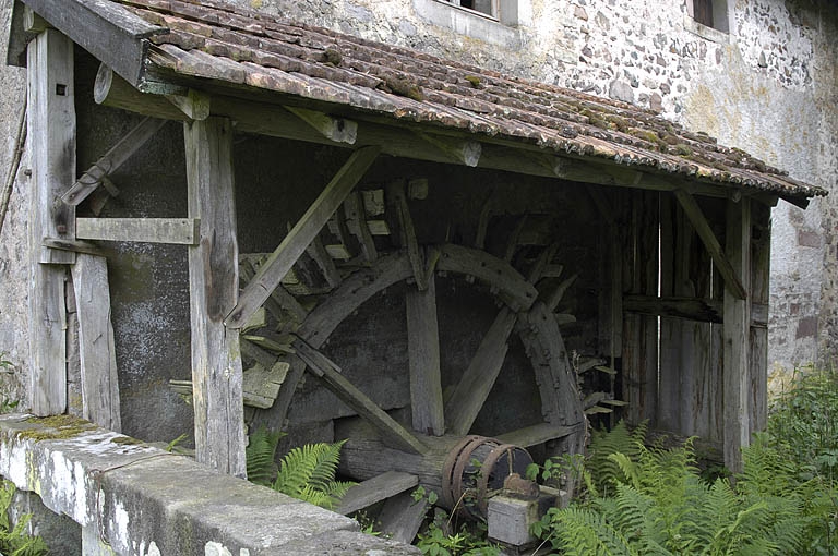 Implantation de la roue hydraulique contre la façade ouest du moulin.