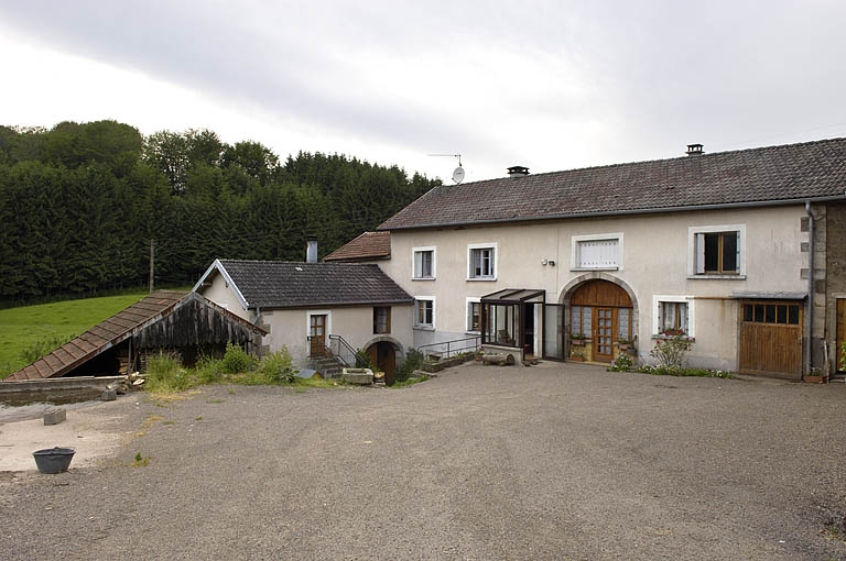 Le moulin et la ferme depuis l'entrée.