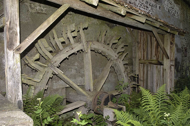 Détail de la roue hydraulique en dessous.