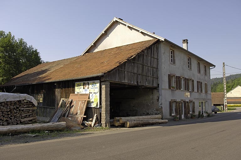 Atelier de la scierie et moulin vus depuis la route départementale.