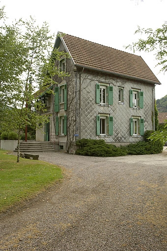Ancien logement patronal. Vue depuis l'entrée.