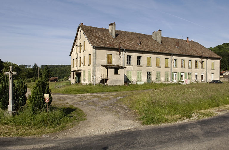 Ancien logement patronal, devenu logement ouvrier, depuis l'est.