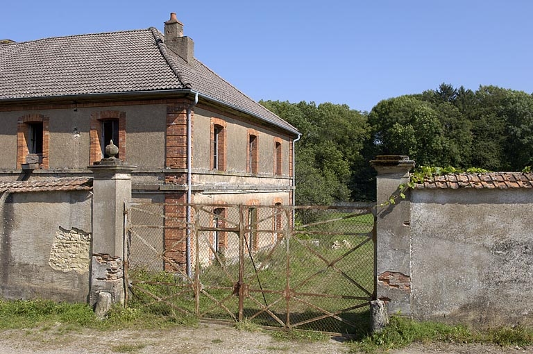 Entrée et bâtiment du logement et des bureaux.