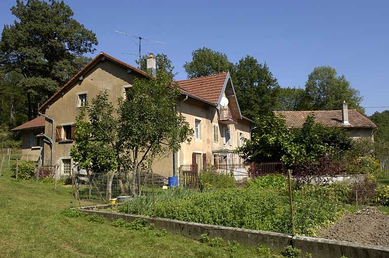 Le moulin vu de trois quarts.
