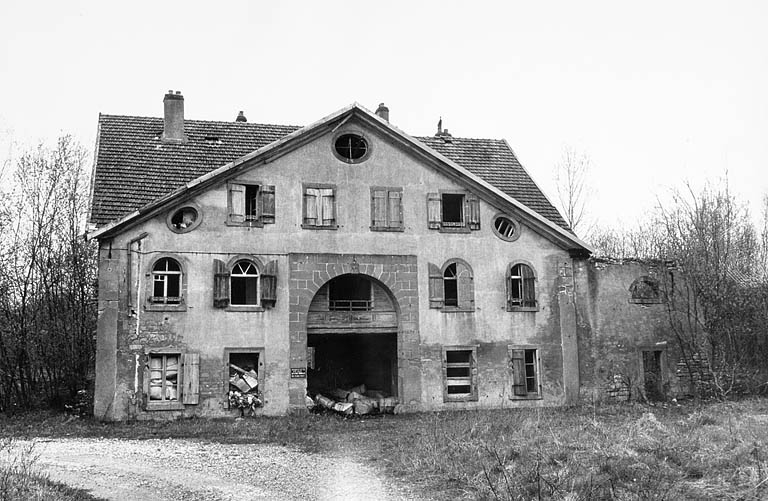 Bâtiment d'entrée ouest en 1977. Façade antérieure.