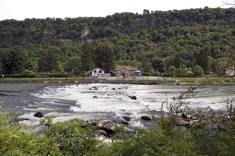 Vue d'ensemble depuis l'extrémité du barrage, rive droite.