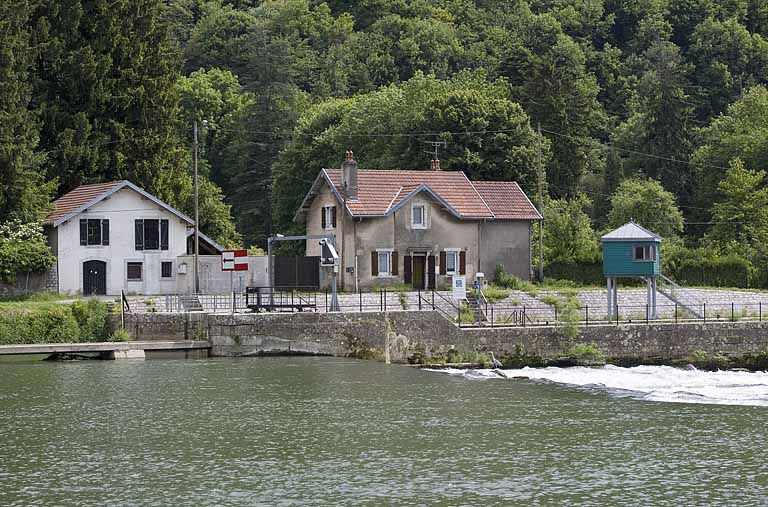 Ancienne écurie, maison, écluse et poste de commande.