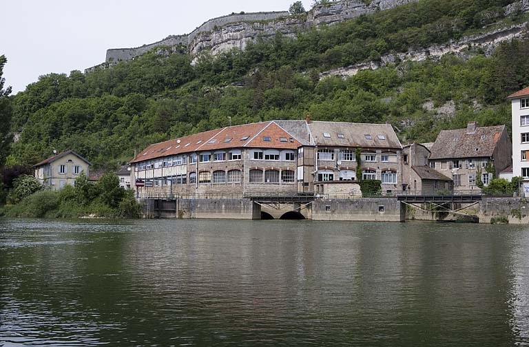 Moulin de Tarragnoz : vue d'ensemble côté rivière, depuis l'amont.
