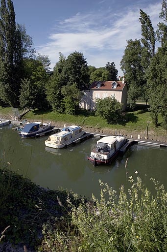 Vue d'ensemble depuis la rive gauche du canal (façade postérieure).