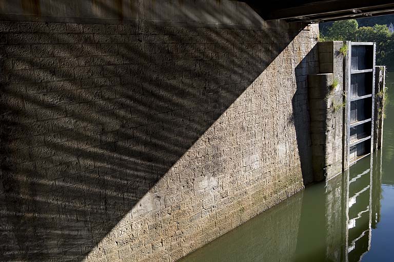 Vantail et bajoyer droit, depuis le passage sous le pont routier.