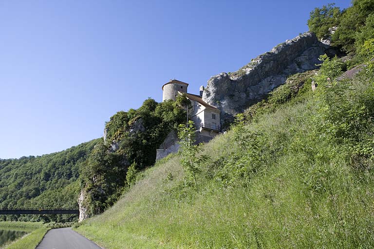 Chemin de halage et quai au niveau de la Porte Taillée.