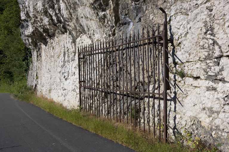 Chemin de halage, rocher et grille.