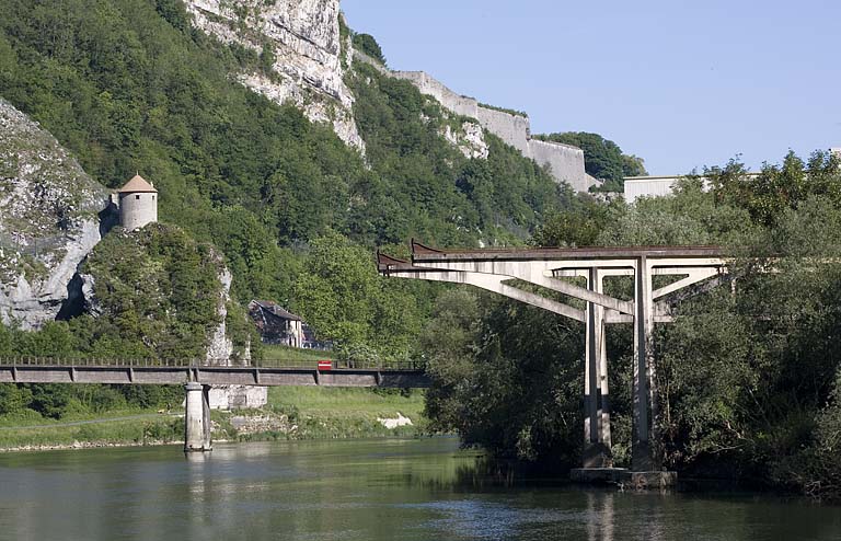 Port de l'usine dite des Soieries puis de la Rhodiacéta : portique en béton du pont roulant.