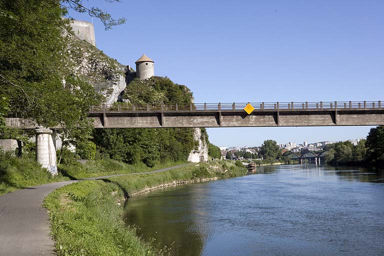 Chemin de halage et quai au niveau de la Porte Taillée.