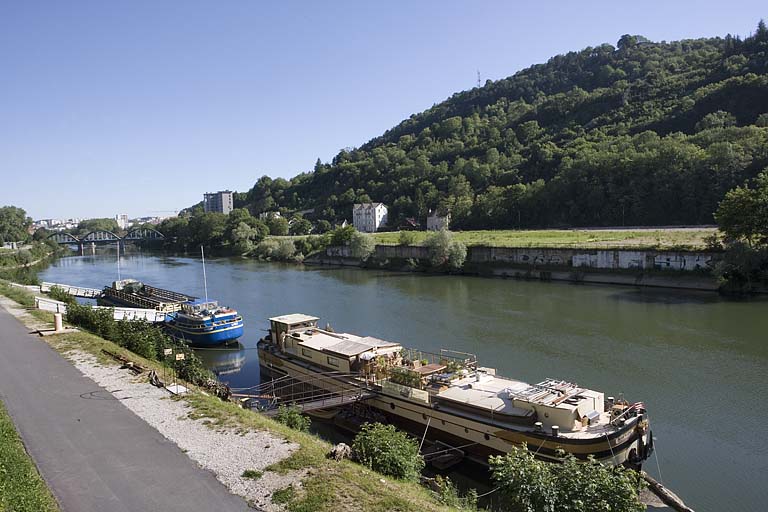 Vue d'ensemble depuis la rive gauche, en amont.