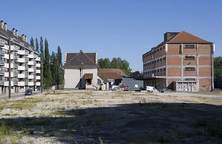 Entrepôt et bureau, depuis l'emplacement des entrepôts des particuliers démolis.