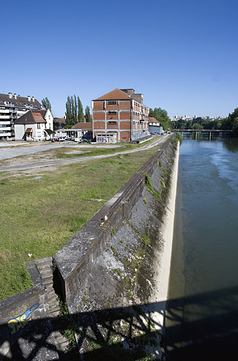 Entrepôt et quai, depuis l'amont.