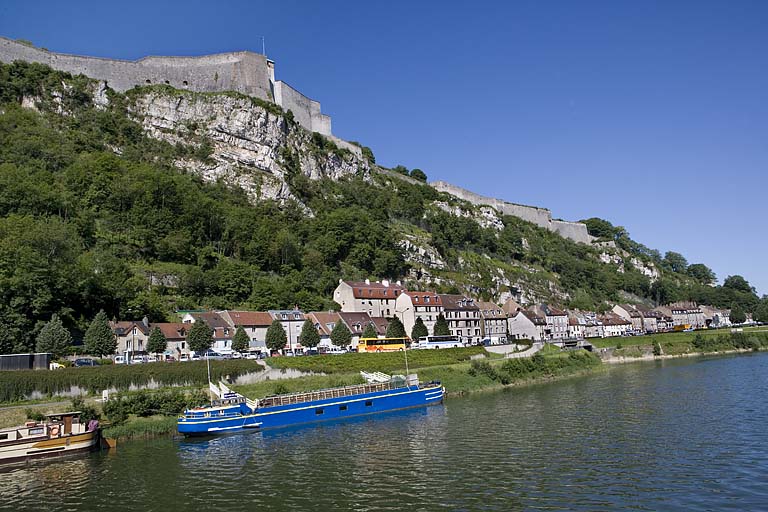 Vue d'ensemble de la partie sud depuis la rive droite : chemin de halage et bateaux amarrés aux pontons.