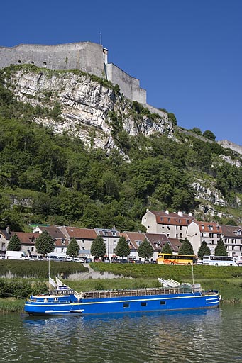 Port de Rivotte : péniche amarrée à l'emplacement du ' petit port ' (partie sud).