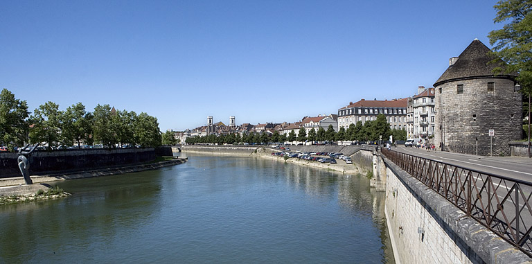 Vue d'ensemble depuis la rive droite, en amont.