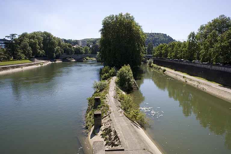 Vue d'ensemble du Doubs, du canal et de leur digue de séparation, depuis le pont Denfert-Rochereau (en aval).