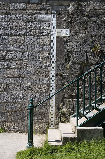 Echelle limnimétrique (ou hydrométrique), près du pont de la République.