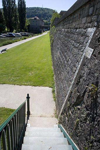 Le chemin de halage et la courtine, depuis le pont de la République.