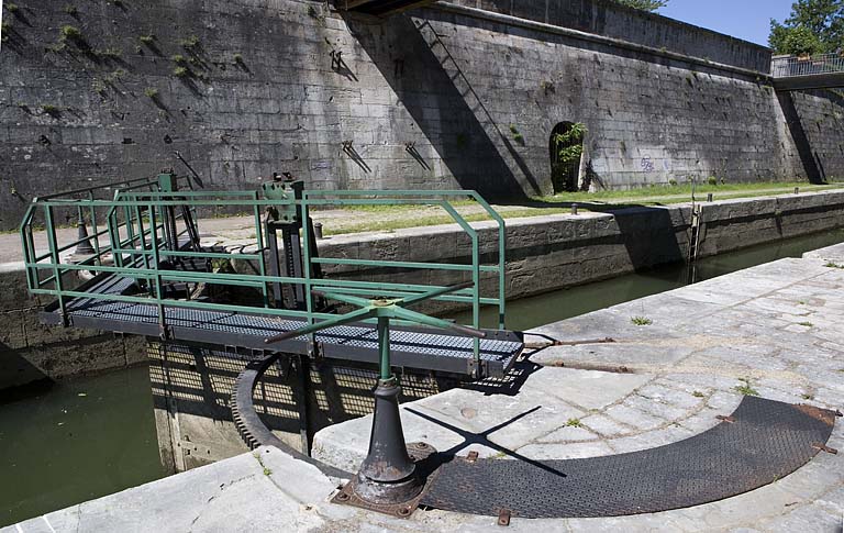 Porte amont droite, tourniquet et crémaillère.