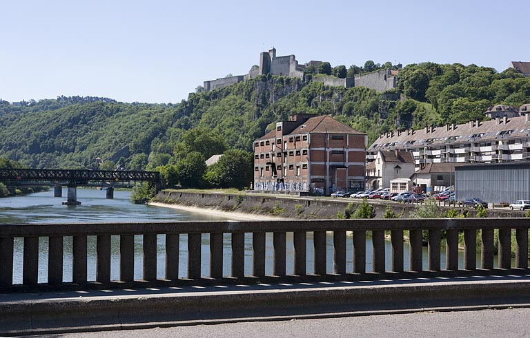 Entrepôt et quai, depuis le pont de Bregille en aval.