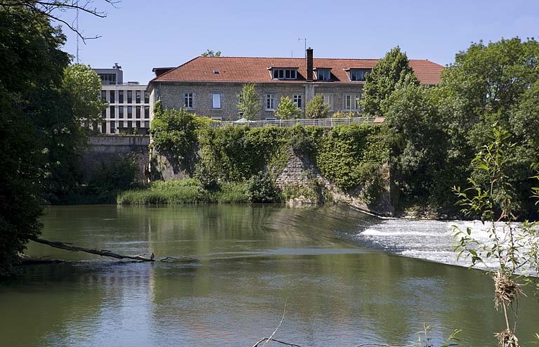 Vue d'ensemble depuis l'extrémité du barrage, rive droite.