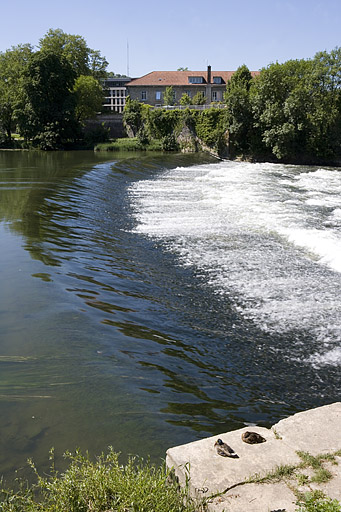 Vue d'ensemble depuis l'extrémité du barrage, rive droite (cadrage vertical).