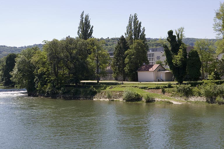 Vue d'ensemble depuis la rive droite du Doubs (façade antérieure).