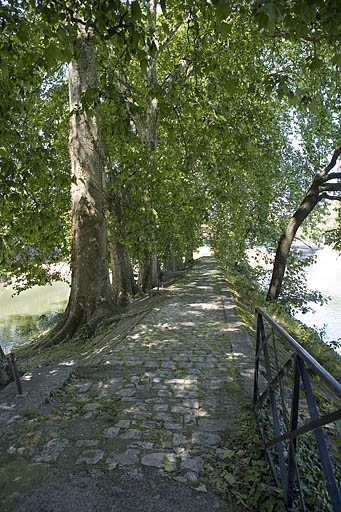 Sommet de la digue de séparation, vers le pont de la République.