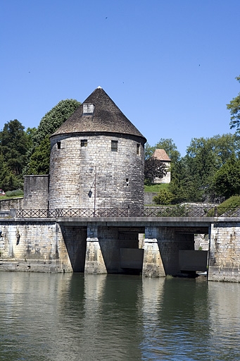 Moulins de la Mouillère (détruits) : débouché du ruisseau dans le Doubs (et tour de la Pelote).