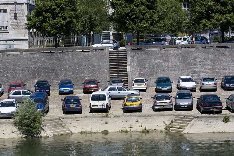 Escaliers d'accès au port et au Doubs.