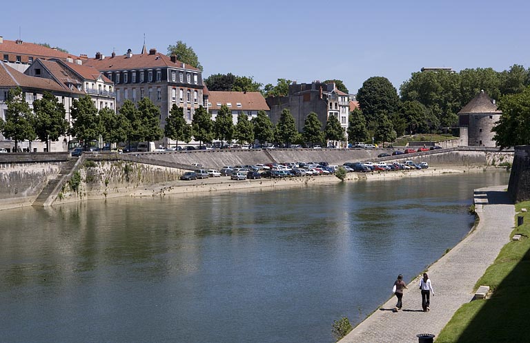 Vue d'ensemble depuis la rive gauche, en aval.