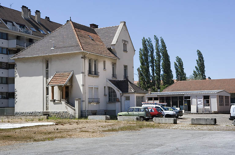 Bureau : façade postérieure de trois quarts gauche.