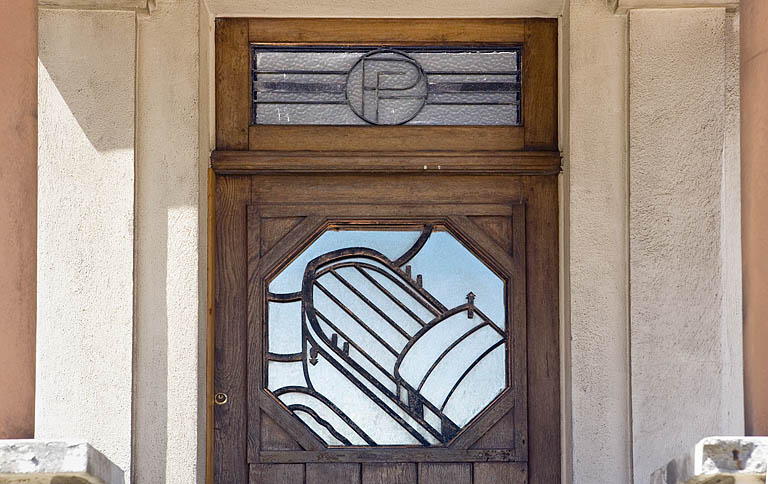 Bureau : décor de ferronnerie avec les initiales PF (Port fluvial) et le dessin d'une péniche.