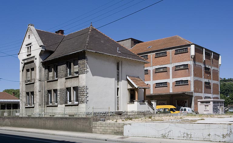 Bureau : façade antérieure de trois quarts droite.