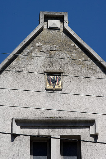 Bureau : armoiries dans le pignon de la façade antérieure.