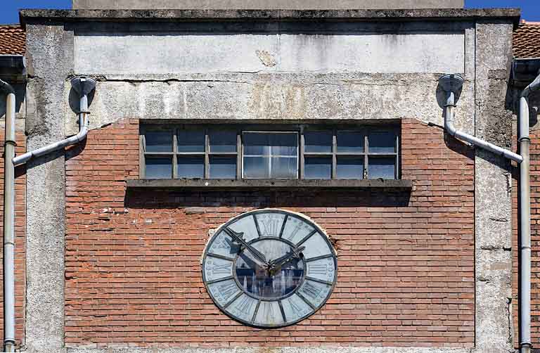 Entrepôt : horloge de la façade antérieure.